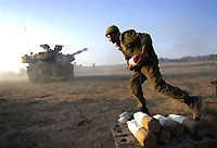 Un blindé israélien se prépare à pilonner la bande de Gaza depuis le kibboutz de Nahal Oz. 

		(Photo: AFP)