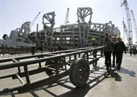 Construction du stade national de Beijing pour les Jeux olympiques d'été de 2008 en Chine. 

		(Photo : AFP)