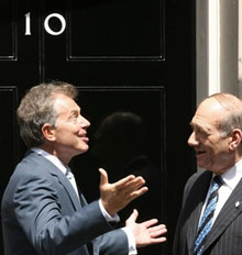 Tony Blair et Ehud Olmert devant le 10, Downing Street, le 12 juin 2006. &#13;&#10;&#13;&#10;&#9;&#9;