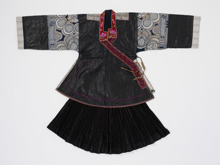Asie : Costume de femme (Chine, XXe siècle). &#13;&#10;&#13;&#10;&#9;&#9;© Musée du quai Branly. Photo : (Patrick Griès, Benoît Jeanneton)