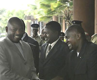 Le président burundais Pierre Nkurunziza (à g.) est accueilli par son équipe de négociateurs à son arrivée à Dar es-Salaam, le 17 juin 2006. 

		(Photo: AFP)