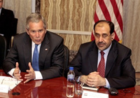 La visite de George Bush mardi 13 juin à Bagdad était à tel point confidentielle que même le Premier ministre irakien, Nouri al-Maliki (droite), n'en a été prévenu que quelques minutes avant de rencontrer le président américain. 

		(Photo : AFP)