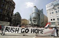 Une manifestation contre la venue de George Bush à Vienne est organisée pour le 21 juin. Selon un sondage Gallup, 72% des Autrichiens voient en président Bush un «<em>danger pour la paix dans le monde</em>». 

		(Photo : AFP)