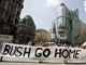 Une manifestation contre la venue de George Bush à Vienne est organisée pour le 21 juin. Selon un sondage Gallup, 72% des Autrichiens voient en George Bush un «<em>danger pour la paix dans le monde</em>». 

		(Photo : AFP)