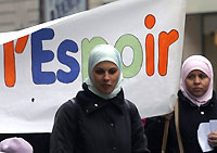 Manifestation organisée par le Réseau éducation sans frontières (RESF) contre les expulsions d'élèves et de parents sans papiers, le 1er février 2006 à Toulouse.(Photo: AFP)