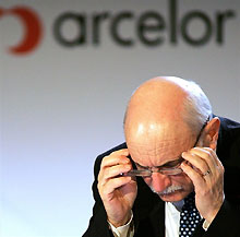 Guy Dollé. La stratégie du patron d'Arcelor qui joue Russes contre Indiens ne plait pas à un certain nombre d'actionnaires. &#13;&#10;&#13;&#10;&#9;&#9;(Photo: AFP)