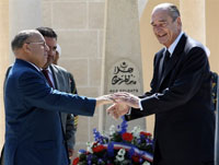 Le président français Jacques Chirac (D.) et le président du Conseil français du culte musulman, Dalil Boubakeur (G.), inaugurent un mémorial dédié «Aux soldats musulmans morts pour la France», lors de la bataille de Verdun.
 

		(Photo : AFP)