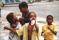 Des enfants de Rio de Janeiro respirent de la colle dans des sacs plastic. 

		(Photo : AFP)