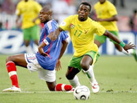 William Gallas (gauche) et Mohamed Kader, les Togolais ont chèrement vendu la qualification des Français. 

		(Photo : AFP)