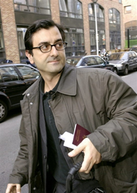 L'ex-informaticien de EADS, Imad Lahoud, arrive, le 07 juin 2006, à la Division nationale des investigations financières à Nanterre pour être entendu par les policiers dans le cadre de l'affaire Clearstream. 

		(Photo : AFP)
