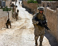 Des <em>Marines</em> patrouillent dans les rues d'Haditha.(Photo : AFP)