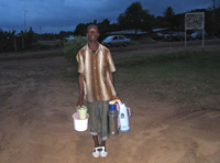 Dramane Traoré, jeune immigrant malien au Liberia se lève très tôt pour aller vendre des boissons au centre de Monrovia. 

		(Photo: Zoom Dosso/RFI)
