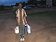 Dramane Traoré, jeune immigrant malien au Liberia se lève très tôt pour aller vendre au centre de la ville.
 

		(Photo: Zoom Dosso/RFI)