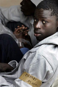 Menor, 15 ans, candidat à l’immigration illégale, est arrivé le 31 mai dans un bateau en provenance de l’Afrique avec 90 autres clandestins aux Canaries. L'une des propositions des Européens pour limiter les flux clandestins consisterait à aider les Etats africains à mieux surveiller leurs frontières.(Photo : AFP)
