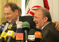 Le Haut représentant de l'Union européenne pour la politique extérieure, Javier Solana (à gauche), et le chef de la diplomatie iranienne, Manouchehr Mottaki.<br />Une «&nbsp;nouvelle relation&nbsp;» pourrait naître de la proposition élaborée par le groupe des «&nbsp;5+1&nbsp;».(Photo : AFP)