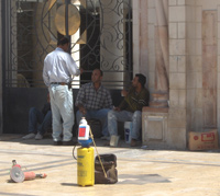 Sur une petite place d’Amman, en Jordanie, des travailleurs journaliers irakiens attendent qu'un éventuel employeur fasse appel à eux. 

		(Photo: Nazim Ayadat/RFI)
