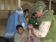 Avec leurs casques et gilets pare-balles, étant donné l'insécurité dans le sud de l'Afghanistan, les soldats canadiens tentent d'apporter aux populations aide médicale et produits de première nécessité. 

		(Photo: Anne Le Troquer/RFI)