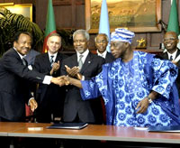 Kofi Annan (au centre) applaudit le Président nigérian Olusegun Obasanjo (droite) et son homologue camerounais Paul Biya (gauche). 

		(Photo : AFP)