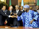 Kofi Annan (au centre) applaudit le Président nigérian Olusegun Obasanjo (droite) et son homologue camerounais Paul Biya (gauche). 

		(Photo : AFP)