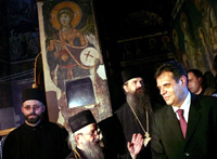Vojislav Kostunica dans le prestigieux monastère médiéval de Gracanica.&nbsp;Il y a affirmé que le Kosovo «&nbsp;<i>a toujours fait, et fera toujours partie de la Serbie</i>&nbsp;». 

		(Photo : AFP)
