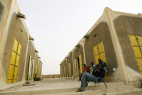 Des hommes sont assis devant les magasins fermés de Kidal (Mali), cible de la rébellion touareg en mai dernier. 

		(Photo : AFP)