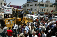 A Ramallah, le 17 juin 2006, ces employés manifestent contre la dégradation de leurs conditions de vie. 

		(Photo: AFP)