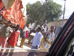 C'est avec discrétion que les miliciens sont photographiés dans Mogadiscio. &#13;&#10;&#13;&#10;&#9;&#9;(Photo: Olivier Rogez / RFI)