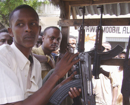 Malgré l'appel du gouvernement somalien, les habitants de Mogadiscio ne semblent pas prêts à désarmer. (Photo : Olivier Rogez/ RFI/ Juin 2006)