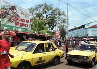 Le marché de Conakry en 1999. En 2006, la hausse du prix des carburants a renvoyé les taxis au garage. 

		(Photo: AFP)