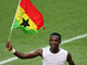 John Pantsi, défenseur ghanéen, porte le drapeau de son pays après leur victoire contre les Etats-Unis, 2 à 1, le 22 juin 2006. Le Ghana est le seul pays africain encore en lice pour le Mondial 2006. 

		(Photo : AFP)