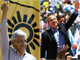 Les électeurs auront à choisir entre la continuité, avec Felipe Calderon, et le projet alternatif du candidat de centre-gauche Andres Manuel Lopez Obrador (à gauche sur la photo). 

		(Photos : AFP)