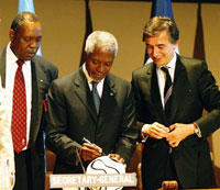 Unitaid va bénéficier du partenariat de la Fédération internationale du football (Fifa). Un ballon «Unitaid» symbolique a été signé au siège de l'Onu à New York par le vice-président de la Fifa Issa Hayatou (G.), le secrétaire général de l'Onu Kofi Annan (C.) et le ministre français des Affaires étrangères Philippe Douste-Blazy (D.).(Photo : AFP)