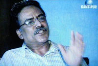 Le chef des maoïstes népalais, Pushpa Kamal Dahal apparaît à l'écran de la chaîne Kantipur Television le 8 juin 2006.
(Photo: AFP)