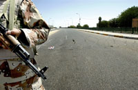 Un soldat irakien patrouille dans une rue de Bagdad, le 16 juin 2006. 

		(Photo: AFP)
