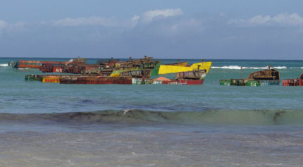 Les cargos mouillent au large. Pour les atteindre, les «&nbsp;dockers&nbsp;» doivent emprunter des pirogues jusqu’à la barrière de corail. &#13;&#10;&#13;&#10;&#9;&#9;(Photo : Olivier  Rogez / RFI)