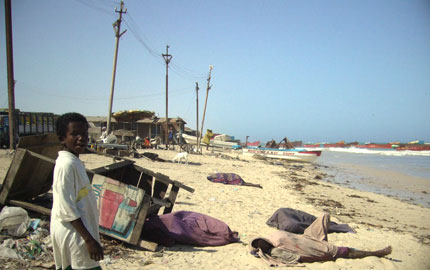 Cinq mille personnes vivent et travaillent dans des baraques coincées entre la plage, les dunes et les rangées de camions. &#13;&#10;&#13;&#10;&#9;&#9;(Photo : Olivier  Rogez / RFI)