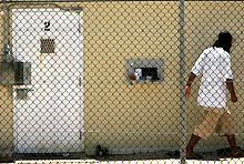 Cette image, diffusée par l'armée américaine en avril 2006, montre un prisonnier du centre de détention de Guantanamo. 

		(Photo: AFP)