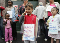Manifestation de soutien à des élèves sans-papiers à Paris. «<em>Pas question de dire à toutes les familles des enfants scolarisés 'voilà, vous êtes régularisés'</em>», a déclaré Nicolas Sarkozy. 

		(Photo : AFP)