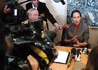 Ségolène Royal, la présidente du conseil régional de Poitou-Charente donne une conférence de presse, le 31 mai 2006 à la mairie de Bondy.(Photo: AFP)