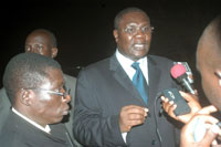 Le ministre sénégalais de l'Intérieur, Ousmane Ngom, s'adresse à la presse à propos du rapatriement des immigrés clandestins sénégalais.(Photo : AFP)