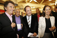 (De gauche à droite) Jack Lang, Dominique Strauss-Kahn, François Hollande et Ségolène Royal. Les socialistes ont réussi leur synthèse sur le projet du parti pour l’élection présidentielle de 2007.(Photo : AFP)