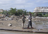 En l’absence de service de voirie, la ville de Mogadiscio est couverte d’ordures et de sachets en plastique. 

		(Photo : Olivier  Rogez / RFI)