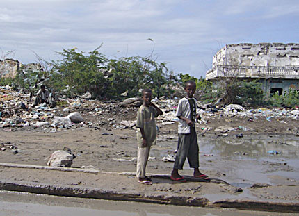 En l’absence de service de voirie, la ville de Mogadiscio est couverte d’ordures et de sachets en plastique. &#13;&#10;&#13;&#10;&#9;&#9;(Photo : Olivier  Rogez / RFI)