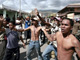 De jeunes manifestants ont lancé des pierres sur un camp de réfugiés et mis le feu à plusieurs maisons mercredi à Dili. 

		(Photo : AFP)