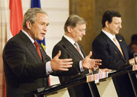 George W. Bush accompagné du chancelier autrichien Wolfgang Schuessel (au centre)  et du président de la Commission européenne Jose Manuel Barroso (à droite), lors de la conférence de presse de clôture du sommet UE/Etas-Unis qui s'est tenue à Vienne ce mercredi. 

		(Photo: AFP)