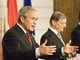 George W. Bush accompagné du chancelier autrichien Wolfgang Schuessel (au centre)  et du président de la Commission européenne Jose Manuel Barroso (à droite), lors de la conférence de presse de clôture du sommet UE/Etas-Unis qui s'est tenue à Vienne ce mercredi.(Photo: AFP)