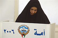 A Koweit City, cette femme accomplit son devoir électoral pour la première fois. 

		(Photo: AFP)