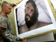 Un soldat américain montre la photo de Zarqaoui, mort. 

		(Photo : AFP)