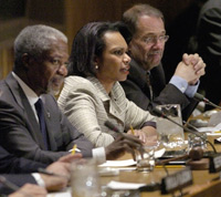 De gauche à droite : Condoleezza Rice, Kofi Annan et Javier Solana. Les  manœuvres diplomatiques se poursuivent, mais sans grand résultat pour le moment. 

		(Photo : AFP)
