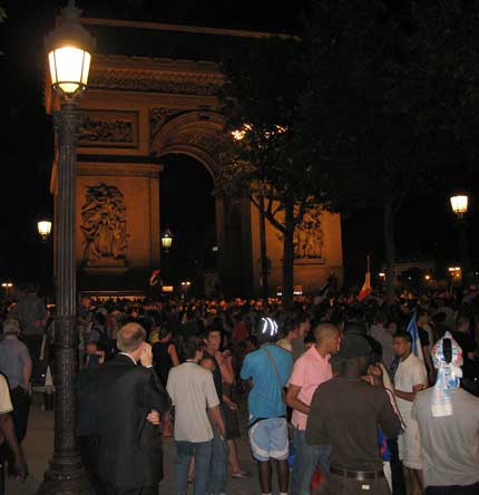 Dès le coup de sifflet scellant la victoire de la France sur le Portugal (1-0) des foules de supporteurs ont convergé à Paris vers les Champs-Elysées. &#13;&#10;&#13;&#10;&#9;&#9;(Photo: David Servenay/RFI)